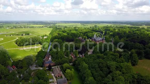 荷兰乌得勒支附近历史悠久的DeHaar城堡的鸟瞰图视频的预览图