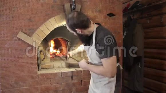 农夫准备烤箱做饭用扑克搅拌煤视频的预览图