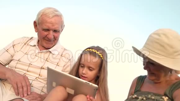 孩子和祖父母使用PC平板电脑视频的预览图
