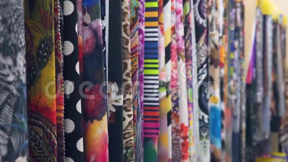 德雷佩几百种不同的布料选择各种颜色选项相机沿织物移动视频的预览图