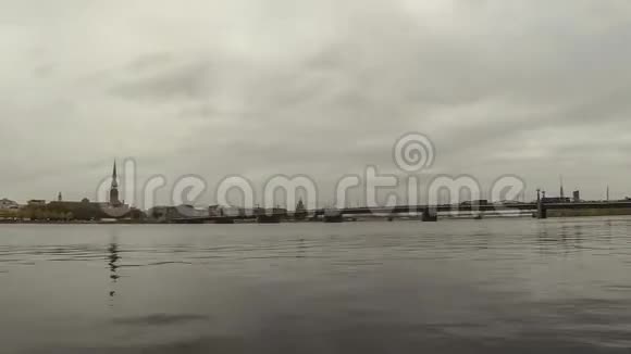 拉脱维亚首都里加市全景时间的推移道加瓦河的堤岸视频的预览图