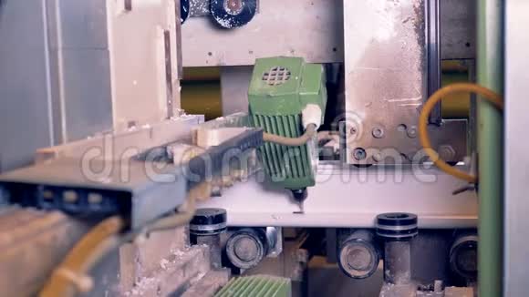 工业塑料加工机切刀切割塑料部分机器人生产线视频的预览图