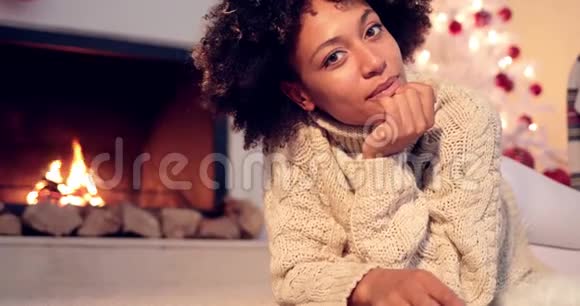 穿毛衣和裤腿的可爱的黑人女人视频的预览图