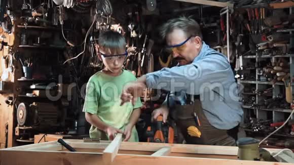 木匠和孙子在车间工作视频的预览图