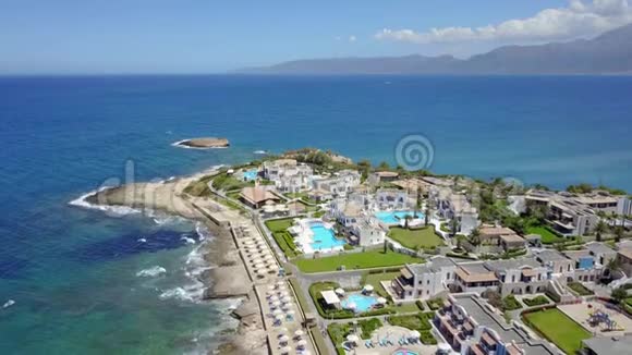 在岛上飞行天堂岛上有别墅和酒店地中海希腊Drone观点视频的预览图