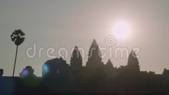 清晨的吴哥窟神庙的背面灯光视频的预览图