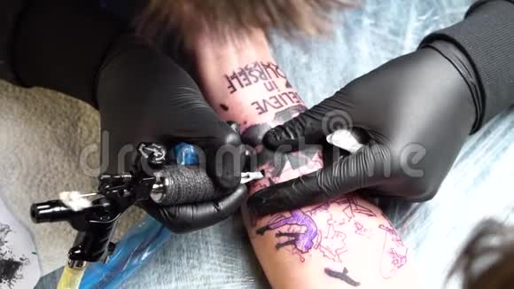 专业纹身师制作纹身慢动作射击视频的预览图