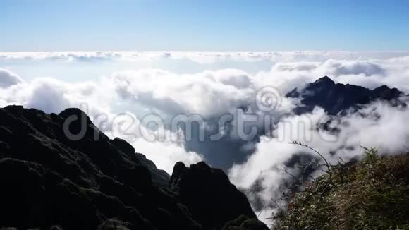 在越南山脉的山峰上强烈的云层盘旋而下视频的预览图