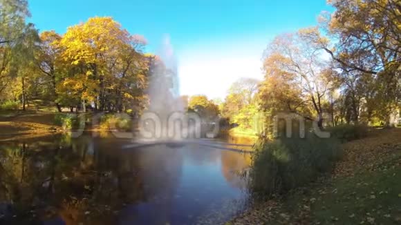 喷泉和彩虹在里加运河的时间推移流经巴斯蒂安公园秋天视频的预览图