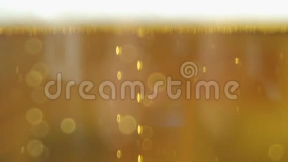 白色背景上带有泡沫和气泡的黄色啤酒的特写镜头视频的预览图