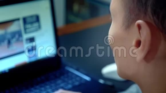 年轻英俊的亚洲男人用笔记本电脑坐在办公桌前视频的预览图