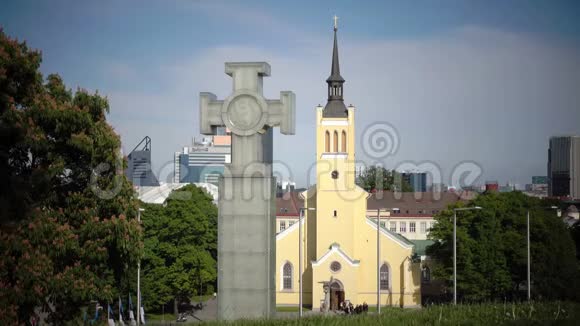自由纪念碑是19181920年解放战争和1860年在自由广场圣约翰教堂塔林视频的预览图
