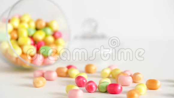 合上桌上散落的糖滴和罐子视频的预览图