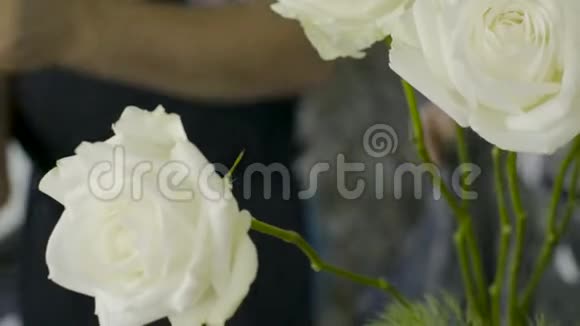 在一家花店里一个面目全非的人花店里摆着一朵白玫瑰视频的预览图