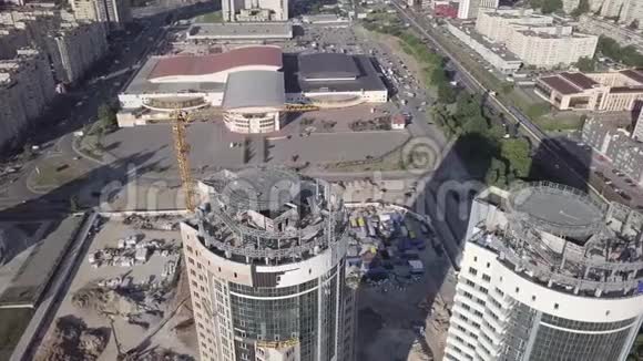 第聂伯河堤上一栋住宅高层建筑施工现场俯视图乌克兰基辅视频的预览图
