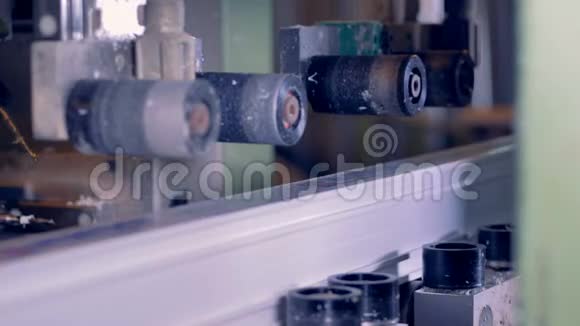 铣床在工厂生产塑料零件视频的预览图