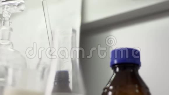 实验室内部罐与溶液和机器测试工厂产品视频的预览图
