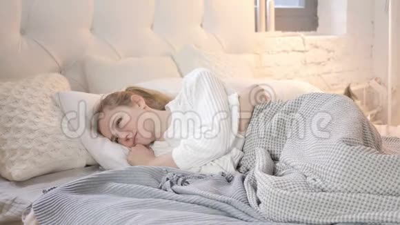颈部疼痛的女孩躺在床上视频的预览图