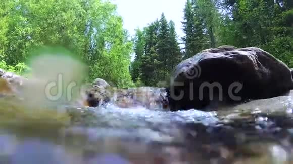 在山间小溪里用照相机浸泡视频的预览图