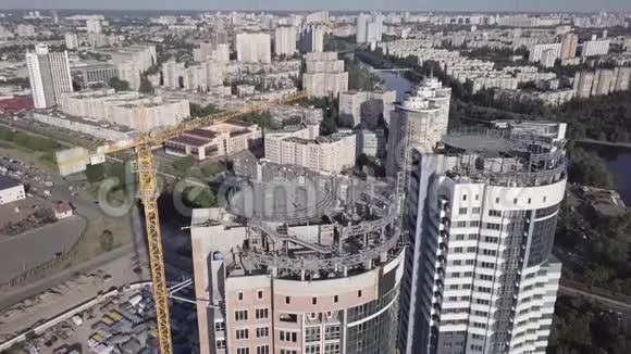 第聂伯河堤上一栋住宅高层建筑施工现场俯视图乌克兰基辅视频的预览图