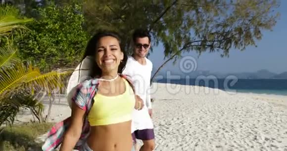 女孩牵着男人的手情侣在沙滩上奔跑快乐的微笑游客在海上度假视频的预览图