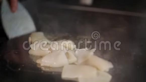 在亚洲一家餐厅HD将一个炸海鲜鱿鱼片放入锅中视频的预览图