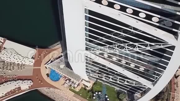 以蓝天和海景为背景的迪拜城市鸟瞰图股票哈利法塔和阿拉伯塔俯视图迪拜视频的预览图