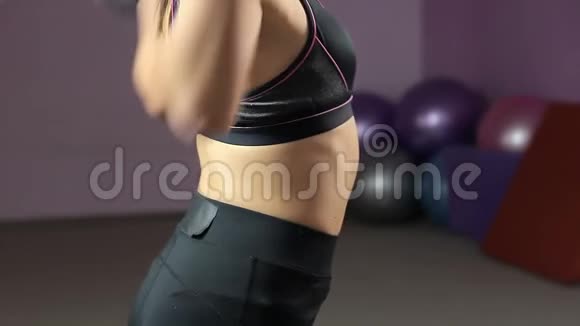 苗条的运动女性做跳绳运动在健身房进行强化锻炼视频的预览图