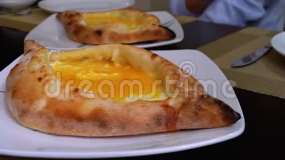 贾里安卡查普里在格鲁吉亚餐馆的桌子上带蛋黄的开放式面包派视频的预览图