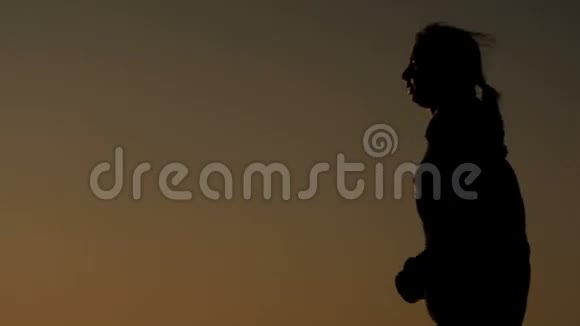 户外健身跑步女子在日出日落时在公园跑步视频的预览图