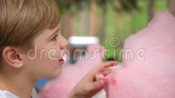 宝宝在公园里吃棉花糖香甜可口的甜点孩子出生的那一天视频的预览图