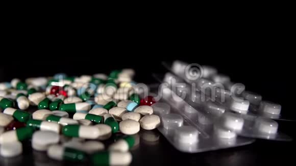 一堆黑背景的药片视频的预览图