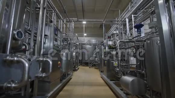 乳品厂的管道储存和发酵牛奶的巨大蓄水池乳品厂的设备视频的预览图