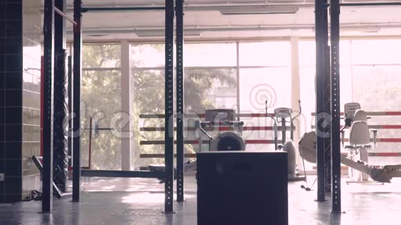运动员在跳箱子时锻炼身体动机视频的预览图