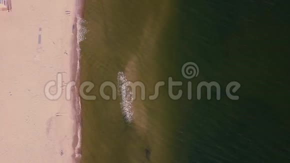 海面和海浪撞击沙滩的空中镜头视频的预览图
