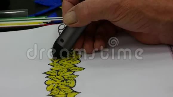 3D印花笔通过熔化塑料工作视频的预览图