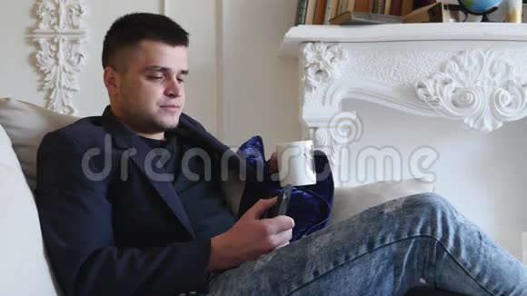 年轻人喝茶用手机视频的预览图