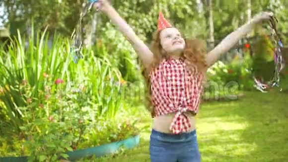狂欢派对帽子里的卷发女孩喜欢玩飞虹彩纸视频的预览图