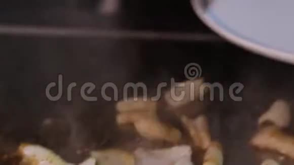 厨师从烤架上取出热菜放在盘子里热海食品烤架和烧烤烤菖蒲视频的预览图