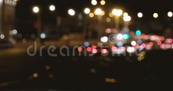 抽象模糊的圆圈离焦的夜间高速公路场景良好的背景视频的预览图