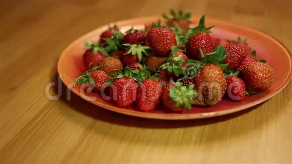 从盘子里拿一个草莓视频的预览图