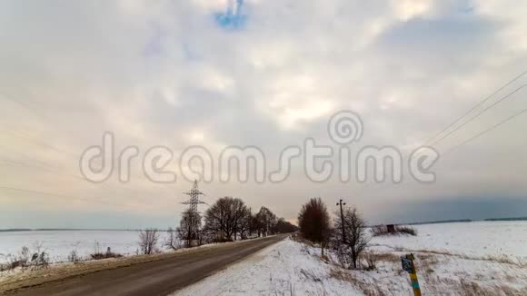在一条孤独的道路附近的雪田上美丽的风景每天定时美丽茂盛的云彩飘过一片雪域视频的预览图