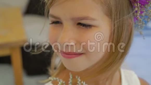 在海湾酒吧的镜头前微笑的快乐小女孩的肖像4K视频的预览图