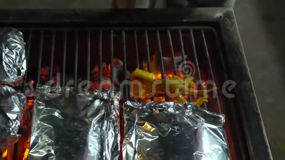 光着火焰做饭烤架上的小屁股越南菜PhuQuoc岛上的餐厅视频的预览图