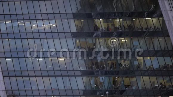 在玻璃办公楼工作的人视频的预览图