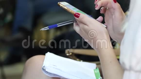 一只女性手握着笔在智能手机上输入短信视频的预览图