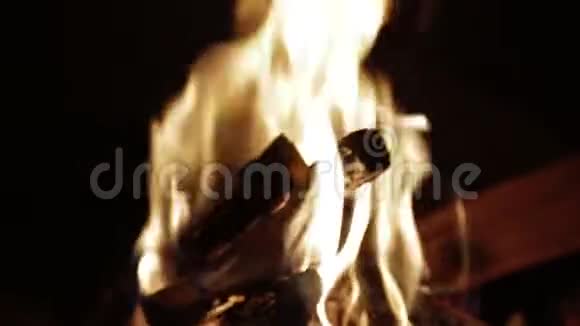 壁炉里燃柴的近镜头高清高清视频的预览图