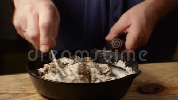 香槟大蒜和奶油在煎锅里视频视频的预览图