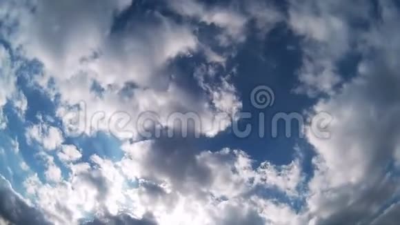 蓝色天空中的云彩时间流逝视频的预览图