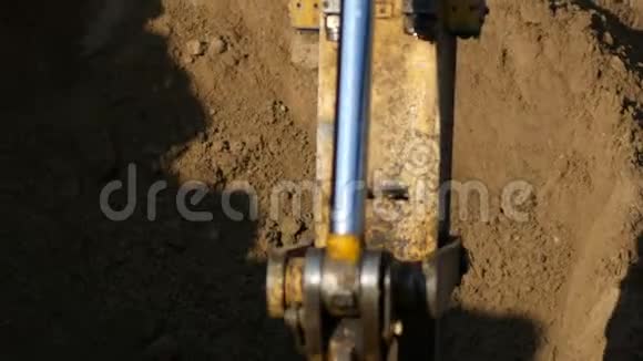 挖掘机挖坑建造工业建筑基础视频的预览图
